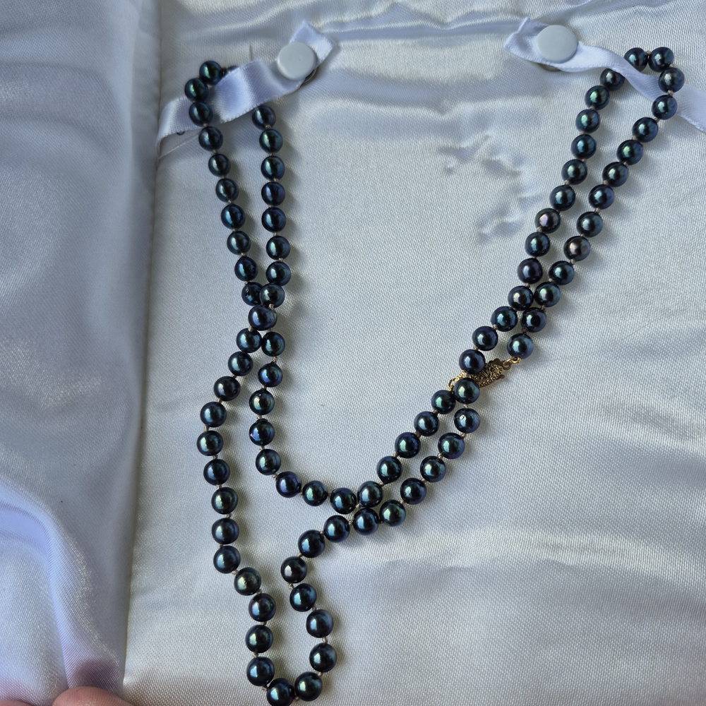 Elegant Black Pearl Necklace